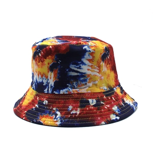 Bunter Unisex Tie-Dye Fischerhut mit rot-gelben Mustern und abgesteppter Krempe
