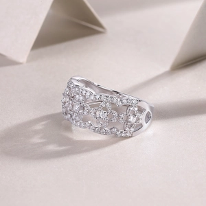 Detailaufnahme des S925 Silber Breitbandrings mit hohlem Blumenmuster und Zirkonia Besatz