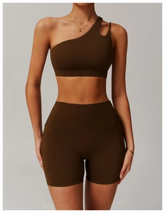 Détail du haut de sport asymétrique et du short taille haute marron café