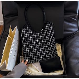 Detailansicht des schwarzen Strass-Tote-Bag-Sets mit passender Reißverschlusstasche