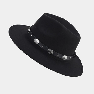 Detalle de sombrero de fieltro negro con banda de cuero, remaches y hebilla de metal