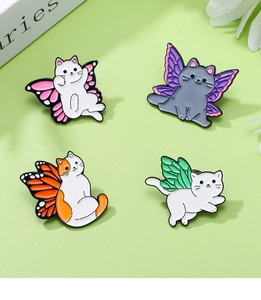 Vue détaillée de 4 broches chat en émail avec des ailes de papillon multicolores