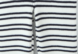 Nahaufnahme von schwarz-weiß gestreiftem Rippstrickstoff mit detaillierter Textur