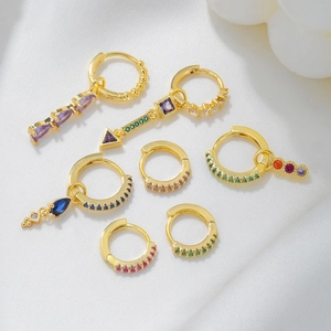 Lot de 7 boucles d'oreilles créoles dorées serties de zircons colorés sur soie