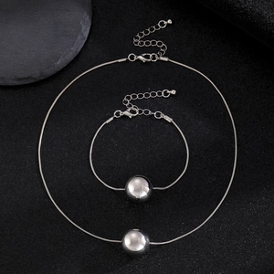 Set collana e bracciale in argento con ciondoli a sfera in metallo lucido