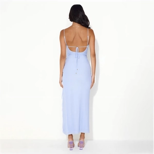 Détail de la robe longue dos nu lavande avec bretelles fines à nouer au dos