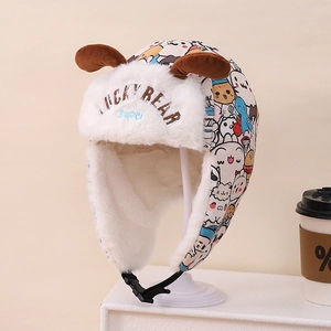 Détail du chapeau aviateur pour enfants avec doublure en peluche et broderie Lucky Bear