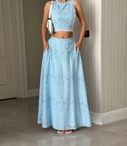 Détail de l'ensemble bleu clair en dentelle avec haut sans manches et jupe longue