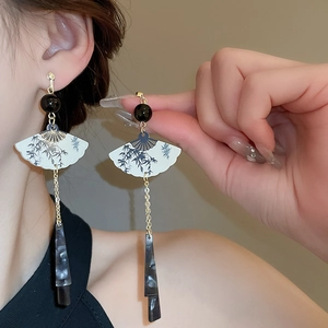 Boucles d'oreilles chinoises en forme d'éventail bleu avec longues franges grises