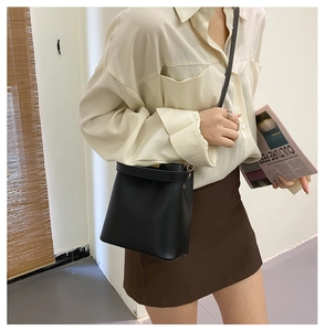 Detail der schwarzen Bucket Bag aus PU-Leder mit FASHION-Prägung und schmalem Schulterriemen
