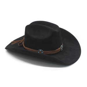 Détail d'un chapeau de cowboy noir en suédine avec ornements turquoise sur ruban brun