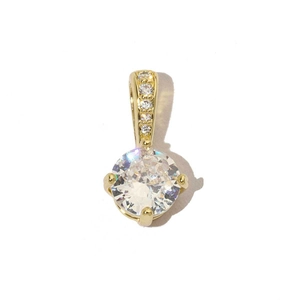 Detalle de colgante de oro de 18k con circonita redonda y enganche engastado en gemas