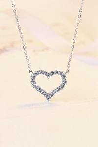 Gros plan du pendentif cœur en argent S925 avec pavé de zircones sur une chaîne délicate