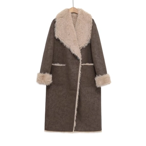 Manteau long marron pour femme en suédine avec col en fausse fourrure douce