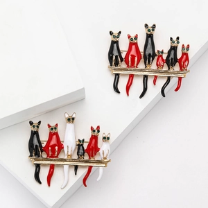 Fashion Alloy Enamel Cats Brooch Pin With Green Rhinestone Eyes Cute Animal Jewelry For Women Suit Cardigan Accessory