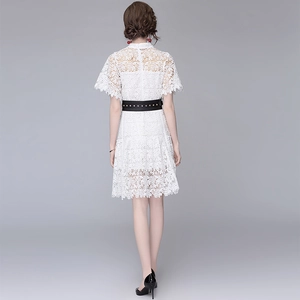 Weißes Spitzenkleid mit kurzen Ärmeln und schwarzem Nietengürtel Rückansicht Detail