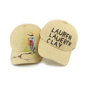 Stroh-Baseballkappe mit bunter Vogelbestickung und Textdruck auf beigem gewebtem Material