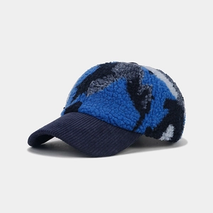 Détail de la casquette camouflage en polaire avec visière en velours côtelé bleu foncé