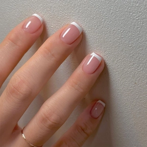 Faux ongles French blancs brillants de forme carrée courte sur base rose nude
