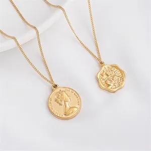 Collier en acier titane plaqué or 14K avec pendentif reine et relief floral