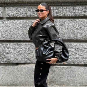 Giacca corta in ecopelle nera da donna con borsa tote coordinata per un look street style