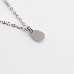 Collier minimaliste en acier inoxydable argenté avec pendentif goutte d'eau sur chaîne