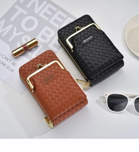 Détail de sacs de téléphone en cuir PU tressé noir et marron avec fermoir métallique