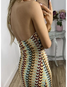 Détails des motifs en crochet colorés et dos nu de cette robe longue de plage