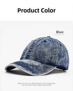 Dettaglio ravvicinato di un cappellino da baseball in denim lavato blu stile vintage
