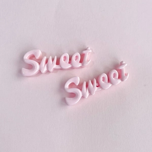 Gros plan de charms Sweet en résine rose brillante pour loisirs créatifs et coiffure