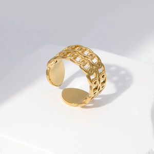 Detailed close-up of a gold double chain-link hollow pattern ring on a display stand