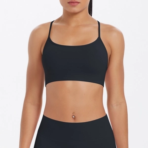 Détail des bretelles croisées sur le soutien-gorge de sport noir et le legging de fitness