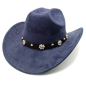 Détail chapeau de cowboy en daim bleu foncé avec ruban perlé et clous métalliques
