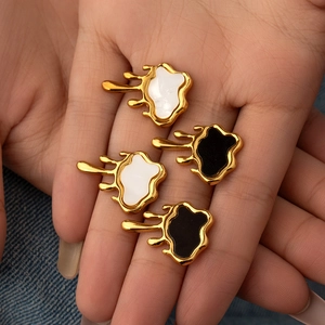 Irregular fluid-shaped gold titanium earrings with black and white pearl texture