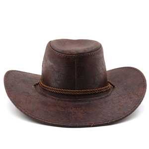 Détail d'un chapeau de cowboy marron foncé avec texture craquelée et cordelette tressée