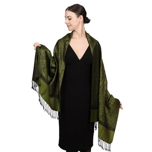 Dettaglio di pashmina di lusso verde scuro con motivo paisley e frange nere eleganti