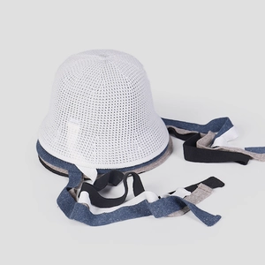 Chapeau cloche en maille ajourée avec longs rubans en crème, bleu marine et gris