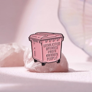 Spilla smaltata a forma di bidone rosa con scritte su pietre di cristallo rosa