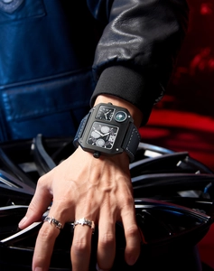 Dettaglio dell'orologio Oulm multi-quadrante con bussola e cinturino in pelle