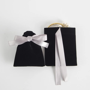 Schwarze Samt Schmuckaufbewahrungstaschen mit silbernen Bändern, kleines Pouch Detail.