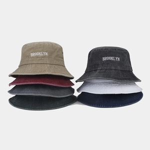 Plusieurs couleurs de bobs en coton lavé avec broderie Brooklyn et bordure cousue