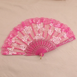 Éventail pliant en dentelle rose avec motifs de roses dorées et cadre en plastique