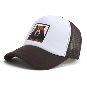 Cappellino trucker classico bianco e marrone con simpatica stampa grafica di orso