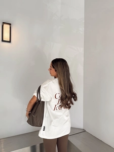 T-shirt blanc oversize à épaules tombantes avec imprimé artistique au dos pour look d'été