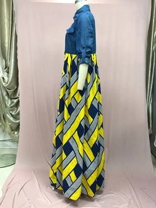 Detail von Hemdkragen und Denim-Oberteil mit geometrischem Druckmuster auf Langkleid