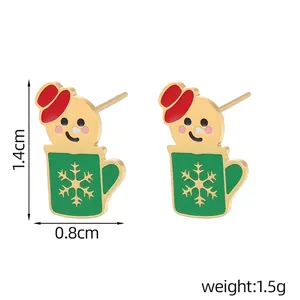 Détail de boucles d'oreilles Père Noël en émail dans une tasse avec dimensions