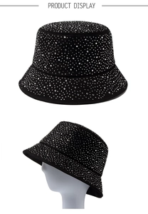 Détail du chapeau bob en coton noir orné de strass denses dans le style tendance Y2K