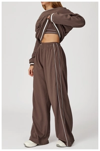 Détail du pantalon de sport ample à taille haute avec liseré contrasté blanc en marron