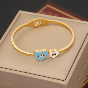 Bracciale rigido aperto dorato in acciaio inossidabile con doppi cuori Evil Eye