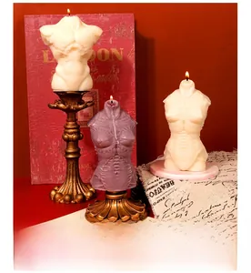 Künstlerische Torso-Kerzen in Creme und Flieder auf antiken goldenen Kerzenhaltern